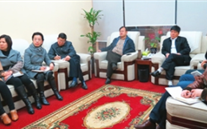 集团公司组织寓目李克强总剖析见中外记者的现场直播