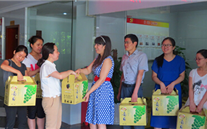 夏日炎炎送清凉，情谊暖暖感人心